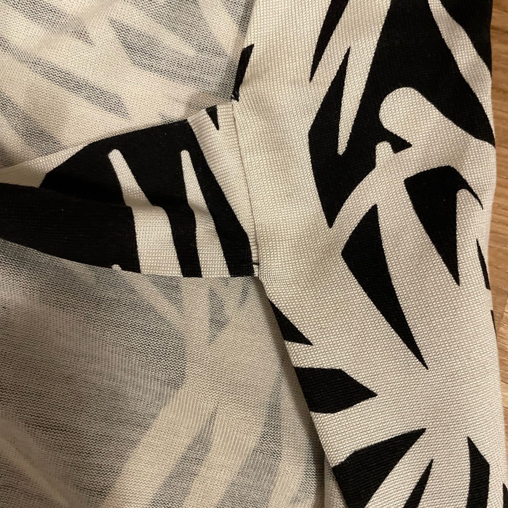 Diane Von Furstenberg Elegant Black and White Patterned Wrap Dress - Picture 10 of 15